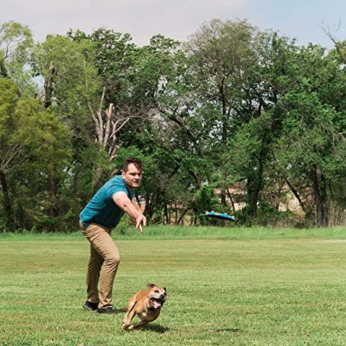 Chuckit Whistle Flight uso exterior e interior, versátil para días de juego.