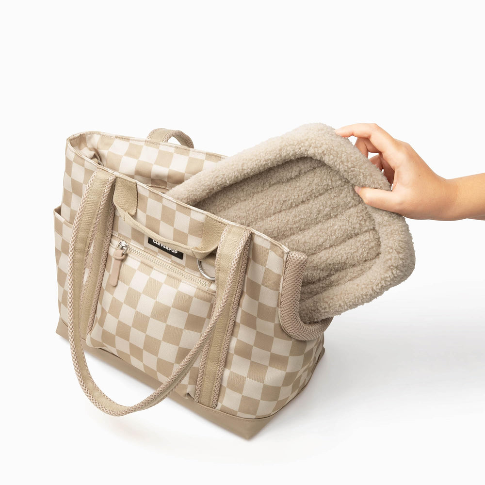 Cleverpup inserto de felpa ofrece descanso suave para tu cachorro durante el viaje.