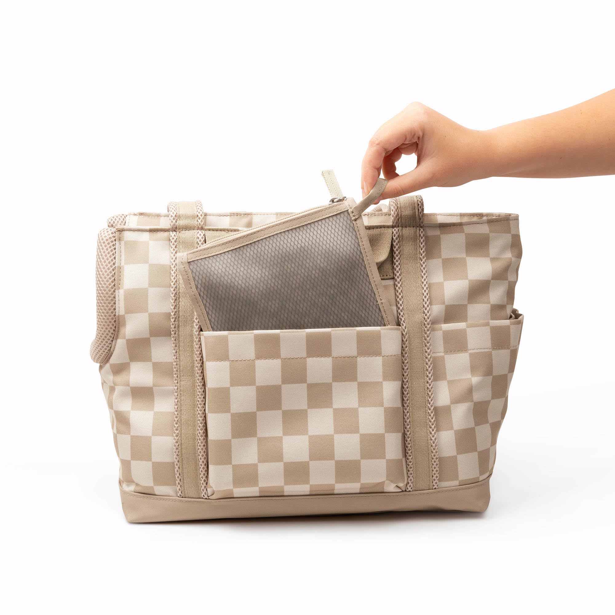 Cleverpup patrón de cuadros resalta estilo urbano sin perder funcionalidad en viajes.
