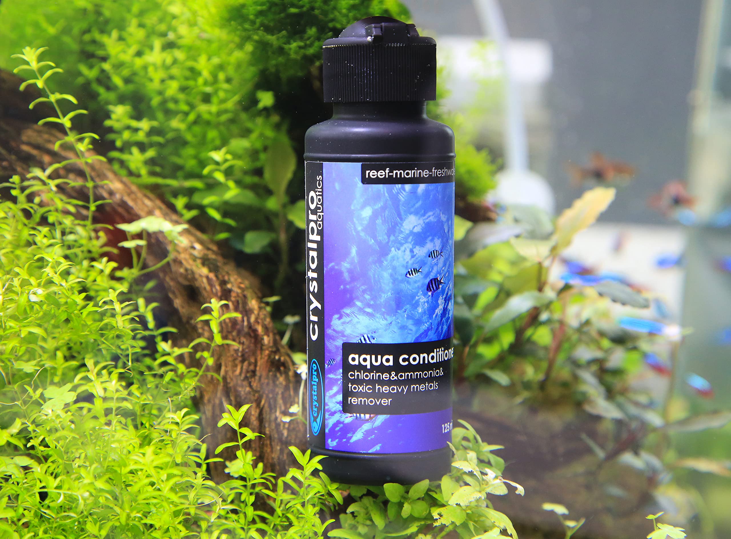 Crystalpro acondicionador de agua, elimina cloro y amoníaco para un ambiente más limpio y seguro para los peces.