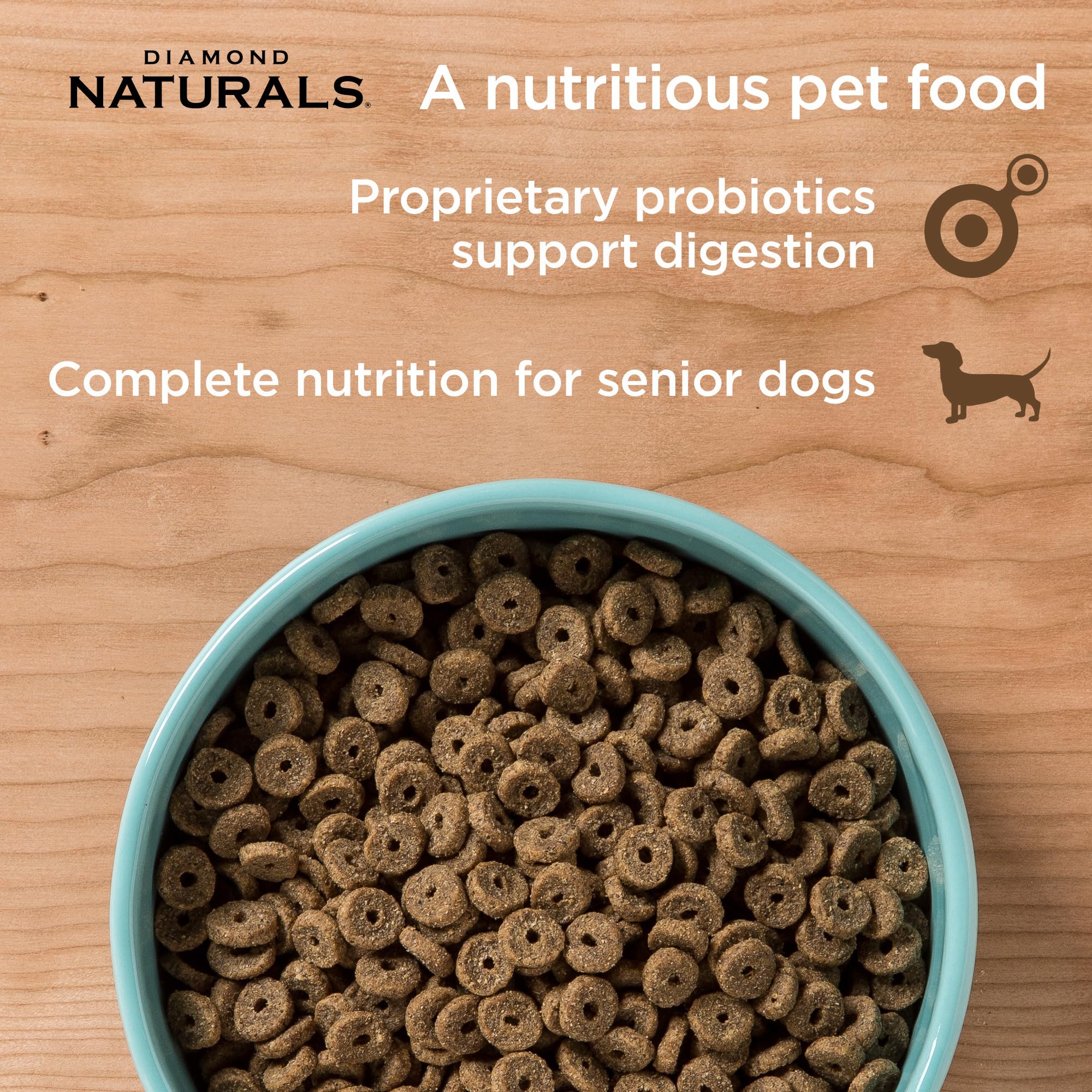 Diamond Naturals: perro disfrutando la comida, momento de alimentación agradable.