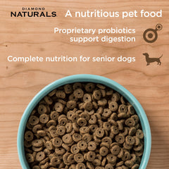 Diamond Naturals: perro disfrutando la comida, momento de alimentación agradable.