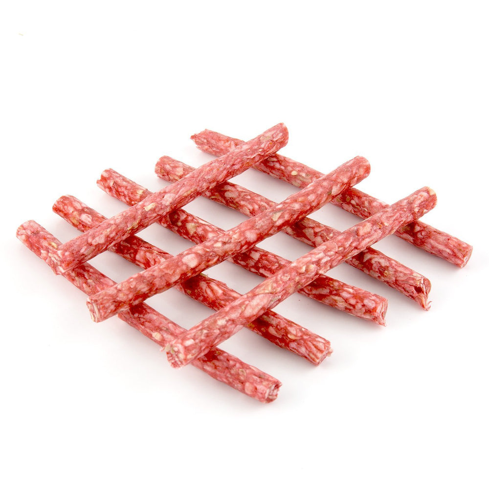 Dingo Munchy Stix con trozos de pollo real en cada bocado, sabor agradable.