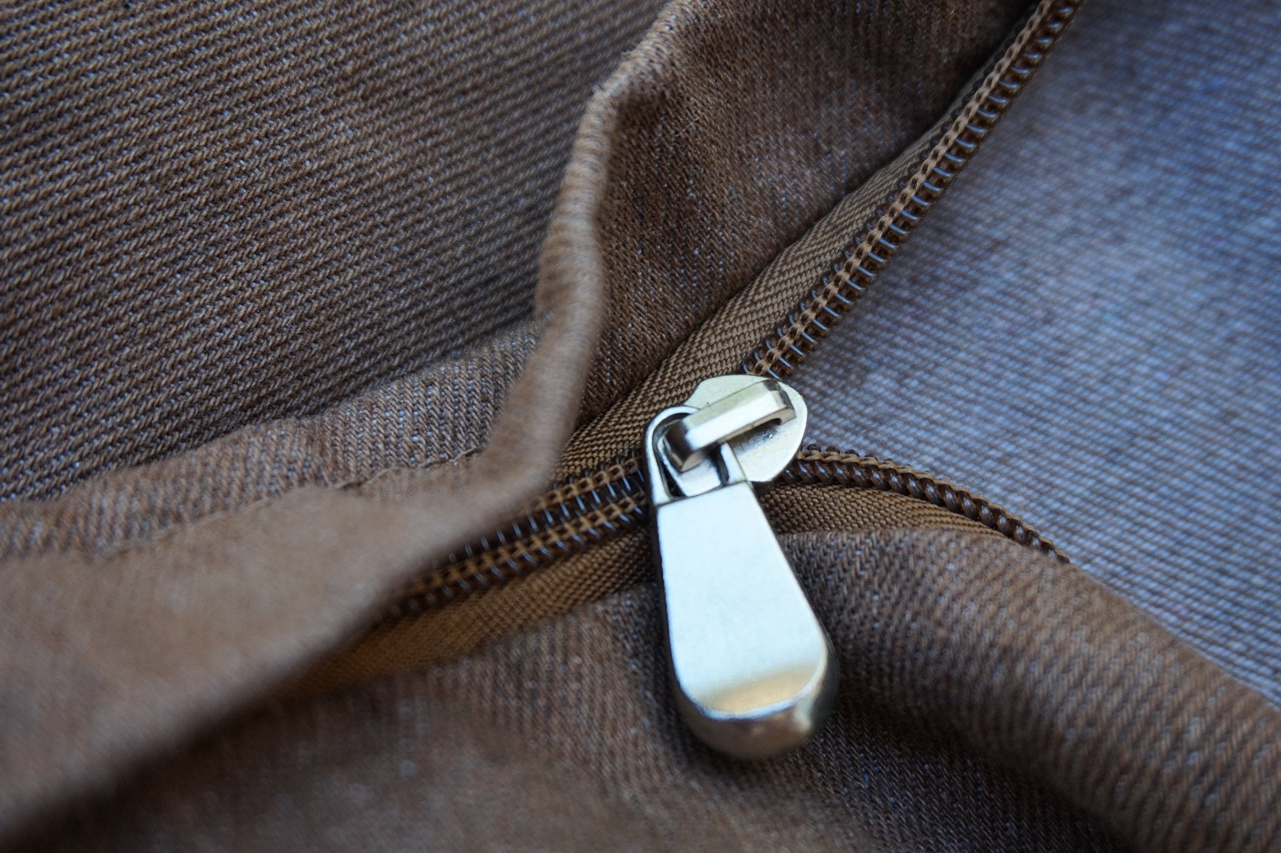 Dogbed4less: cierre externo robusto en denim marrón para mayor durabilidad.