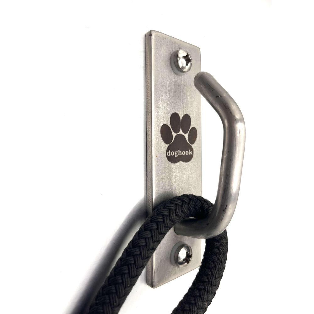 Doghook Canine Hitch: gancho de pared interior para mantener la correa al alcance.