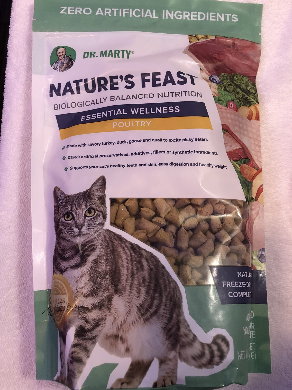 Dr. Marty Nature's Feast bolsa de comida para gatos, promueve energía y pelaje brillante.