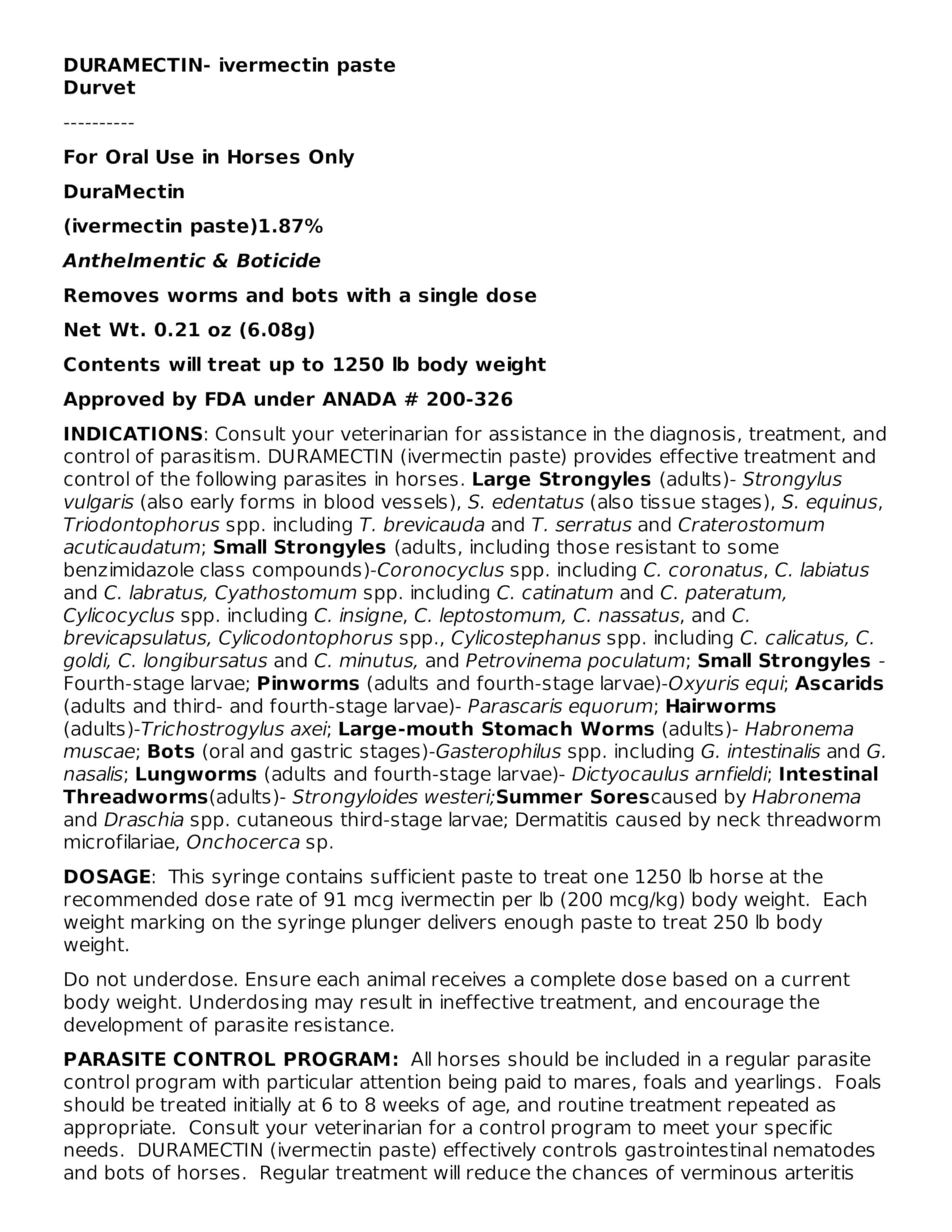 Aplicación oral de Duramectin Paste en caballo para control de parásitos.