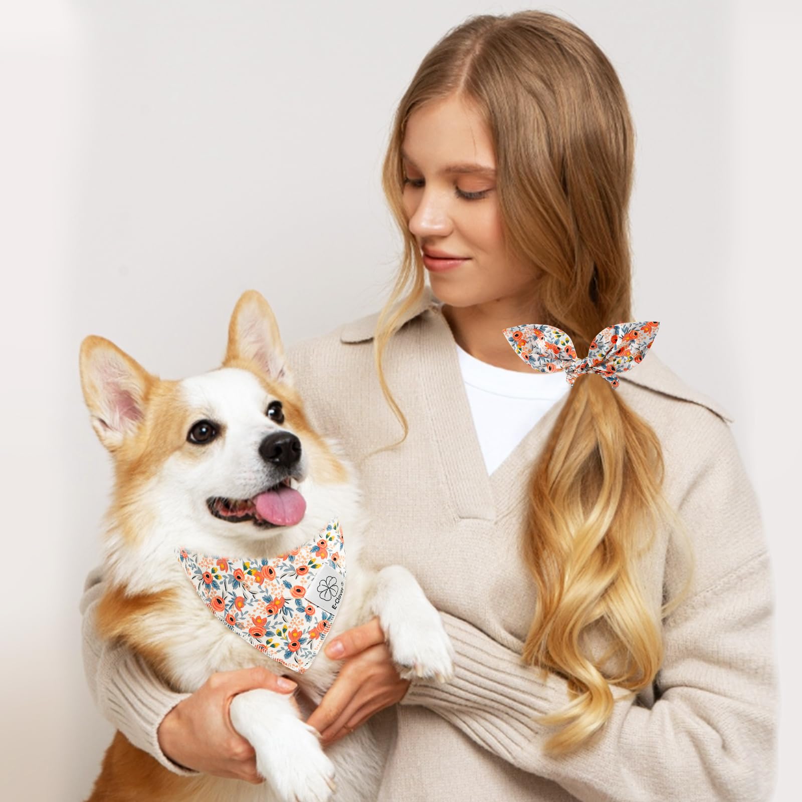 Scrunchie floral E-Clover se lleva como pulsera o accesorio de pelo