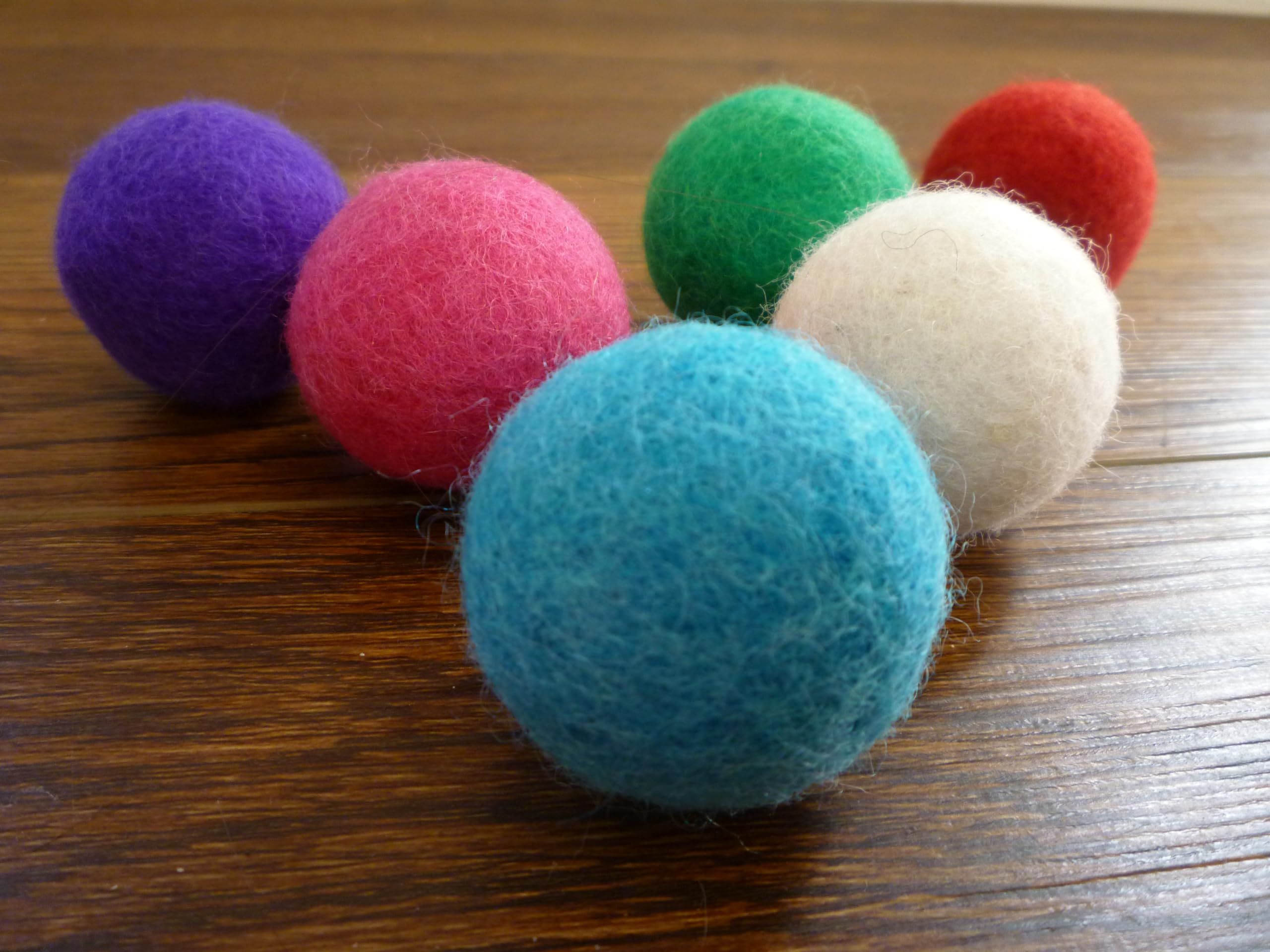 Bolas sin catnip de fieltro natural, seguro y divertido para gatitos