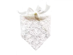 Bandana de boda EechicSpace en encaje blanco para sesión de fotos.