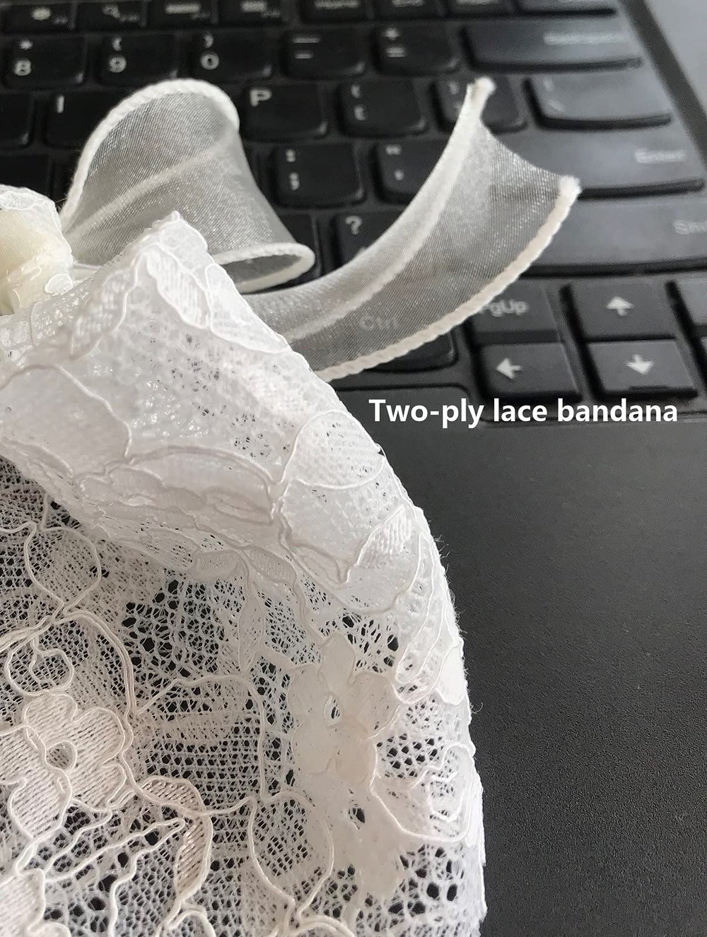 Bandana EechicSpace con lazo blanco, acento en el cuello.
