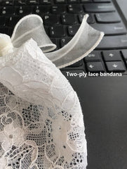 Bandana EechicSpace con lazo blanco, acento en el cuello.