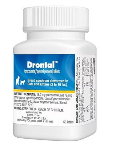 Tabletas Drontal para gatos sostenidas en la mano, lista para dosificar.