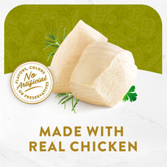 Fancy Feast trocitos de pollo y vegetales en caldo, textura atractiva para comer.
