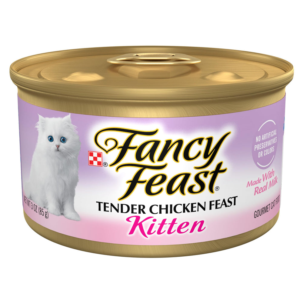 Gatito comiendo Purina Fancy Feast en lata 3 oz con pollo tierno.
