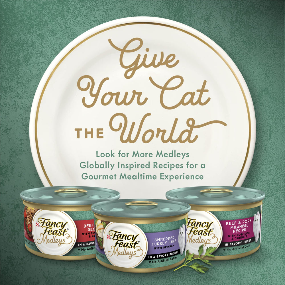 Gato disfrutando Fancy Feast Medleys en su cuenco, experiencia gourmet.