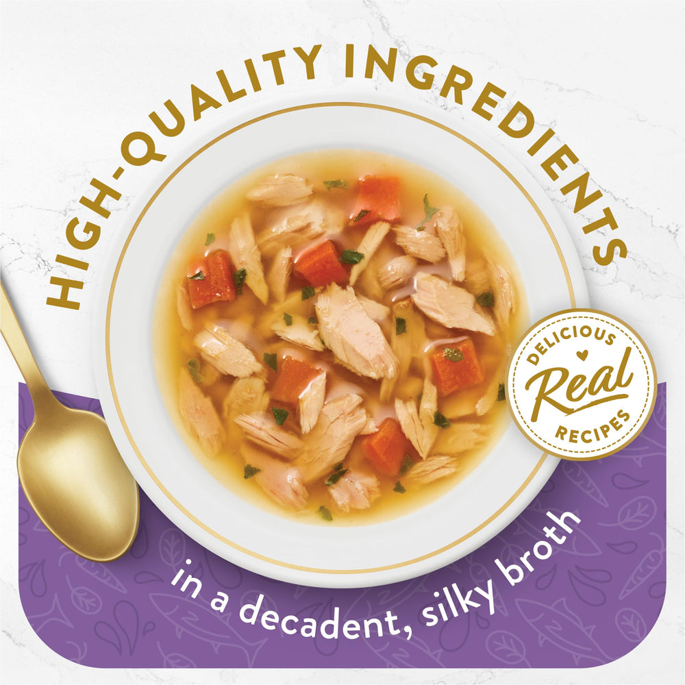 Atún real en trozos en Fancy Feast Senior Broths, sabroso y apto para gatos mayores.