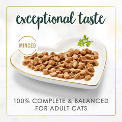 Detalle de la salsa en la comida húmeda Fancy Feast Senior.