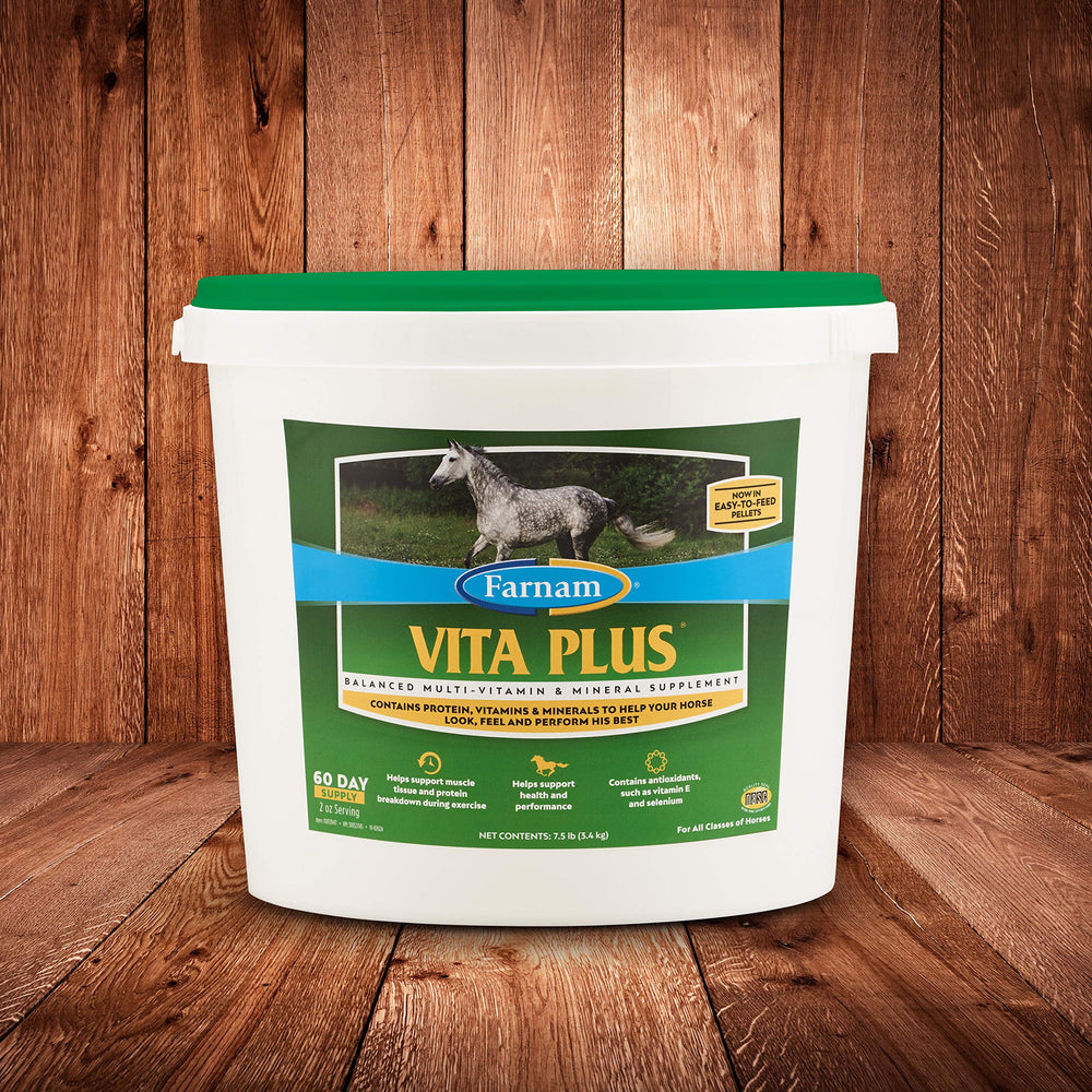 Caballo comiendo Farnam Vita Plus en tazón para uso diario.