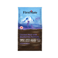 FirstMate pollo-sin-granos-arandanos-croquetas-en-tazon, ideal alimentación diaria para gatos.