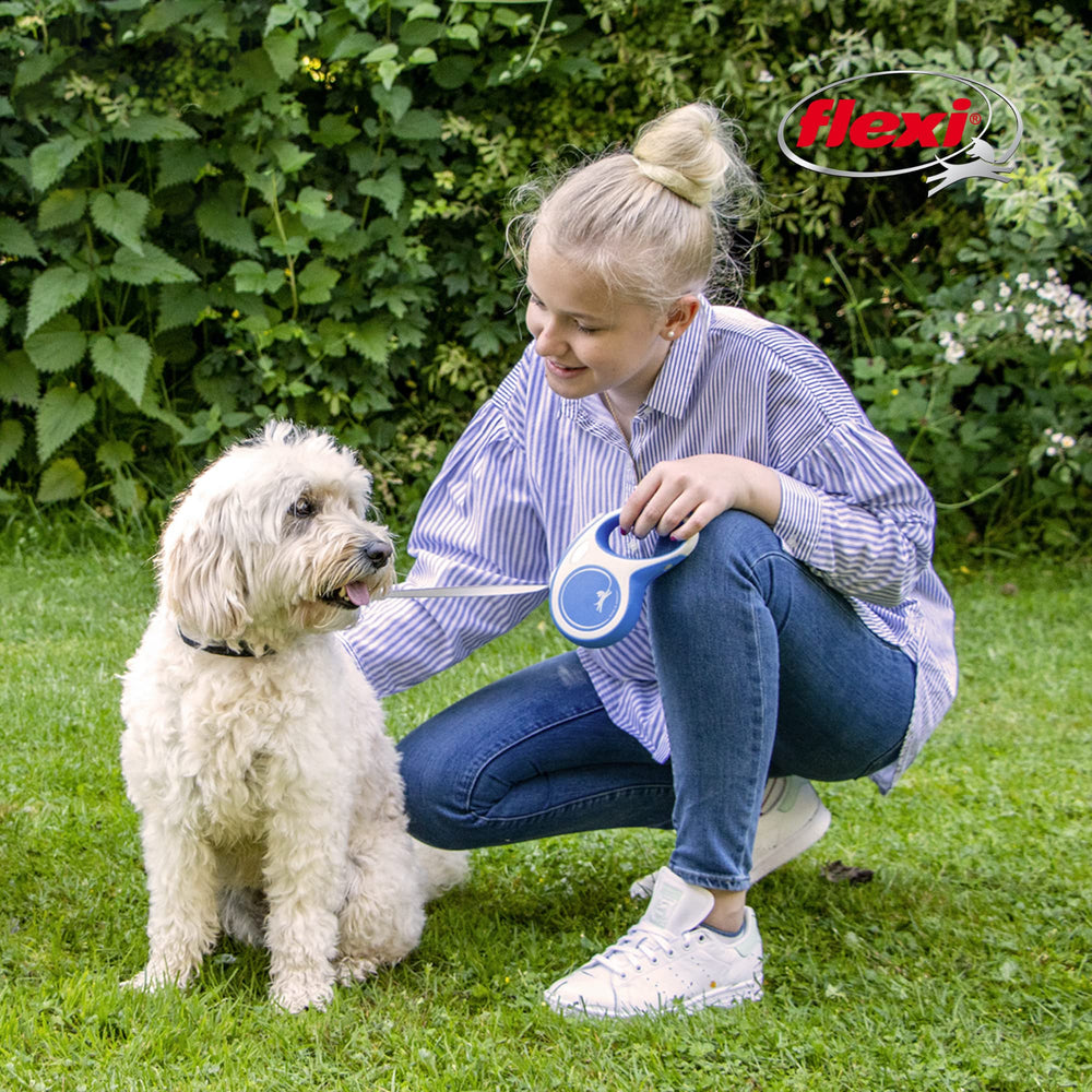 FLEXI azul pastel: estilo y seguridad en paseos.
