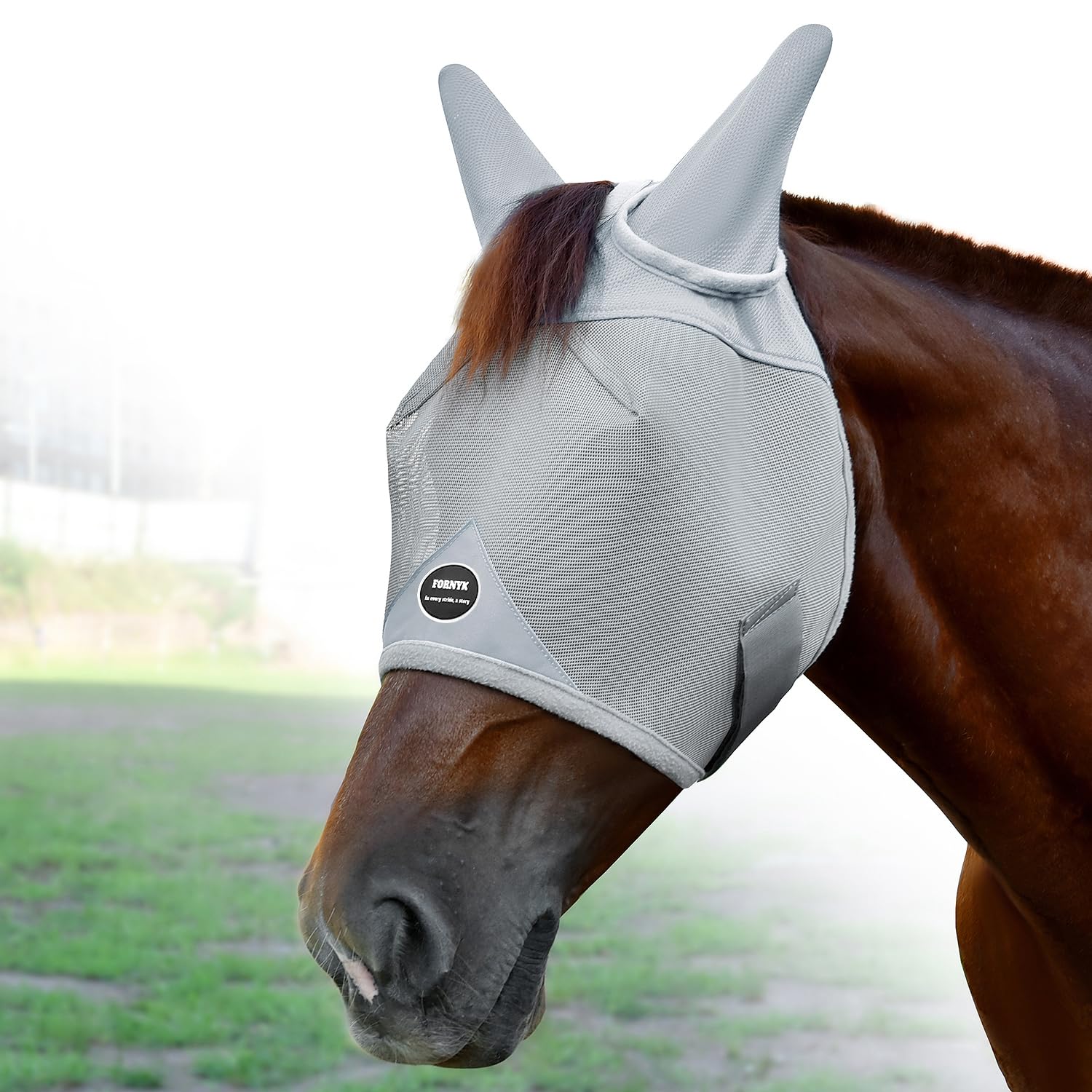 Fornyk máscara anti-moscas para caballos muestra ajuste con hebilla para mayor seguridad.