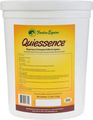Foxden Equine Quiessence, vertido desde la botella, facilita la incorporación diaria en la dieta del caballo.