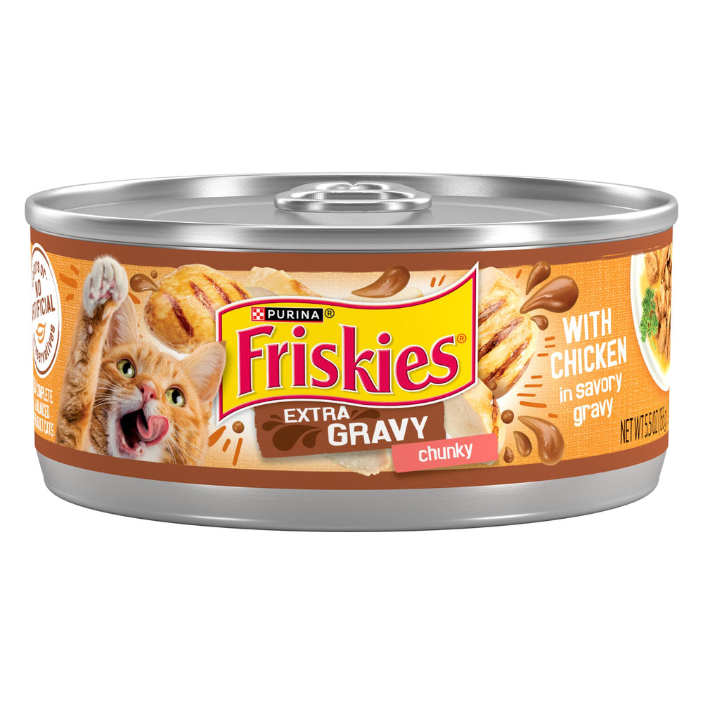 Friskies calido caldo sabroso con trozos de pollo para una comida atractiva.