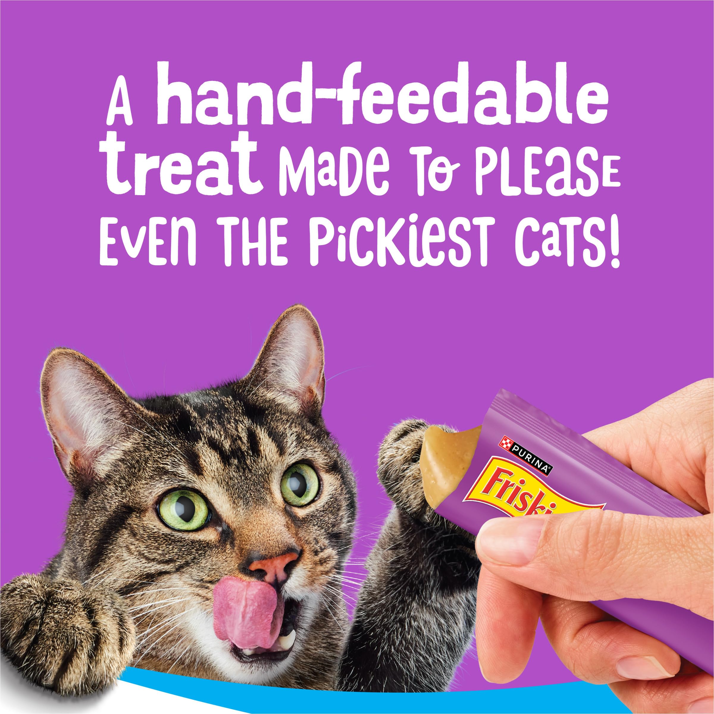 Gato ronronea mientras recibe premio sabroso Friskies Lil’ Lickables