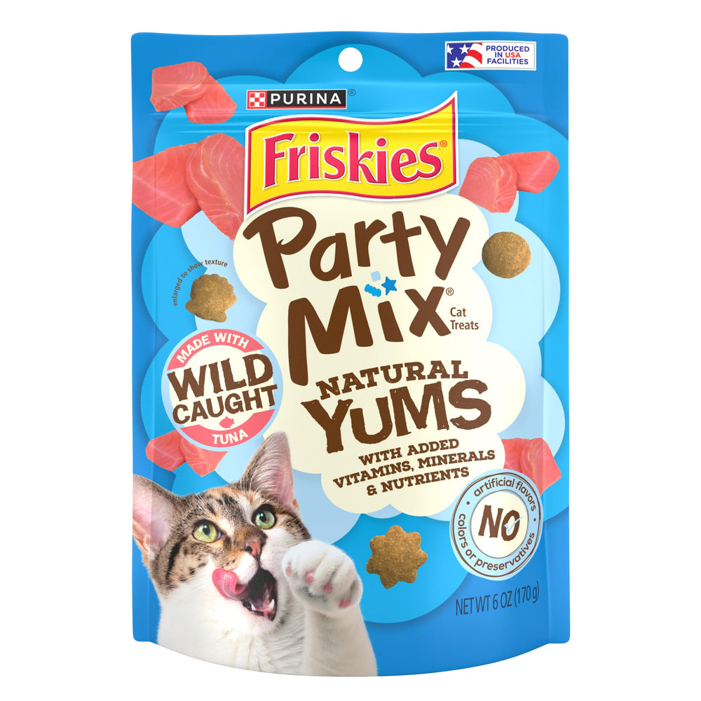 Friskies Natural Yums con atún salvaje en empaque 6oz, snack práctico para gatos.