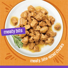 Friskies pollo en salsa, porciones con sabor clásico para gatos adultos.