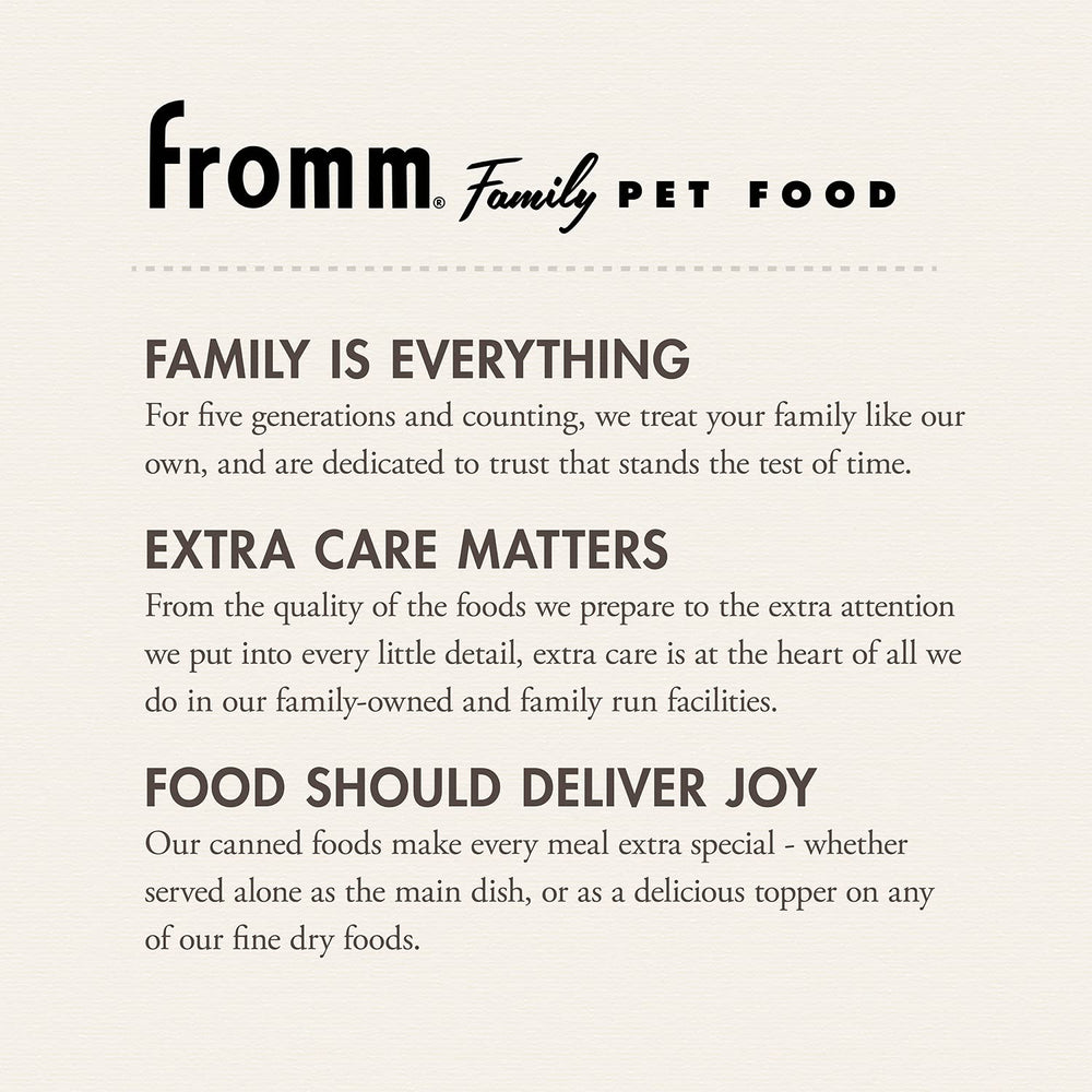 Fromm paté salmón y pollo, porción servida, sabor suave para perros pequeños.