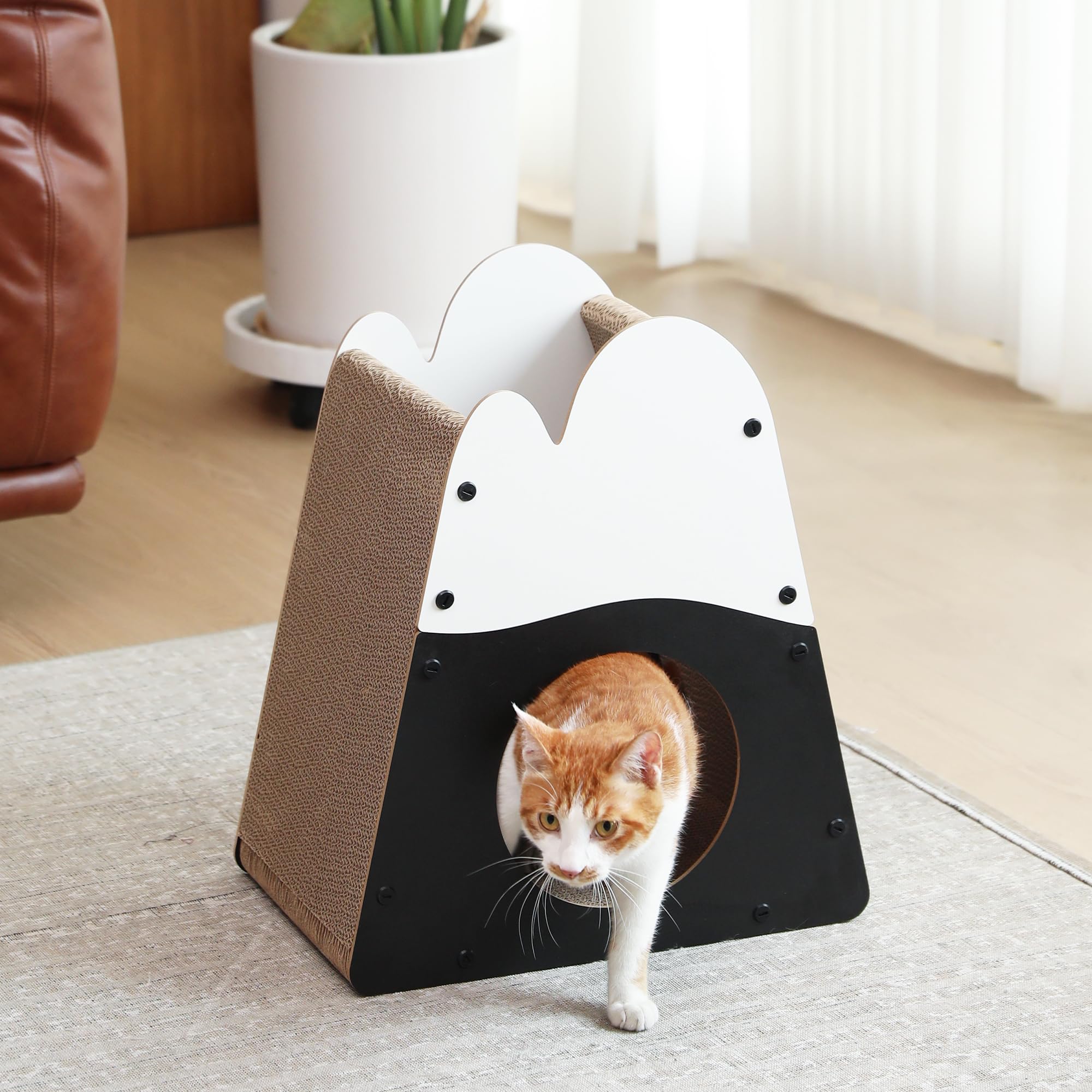 Gato disfruta en sala con casa rascador FUKUMARU, diseño sencillo.