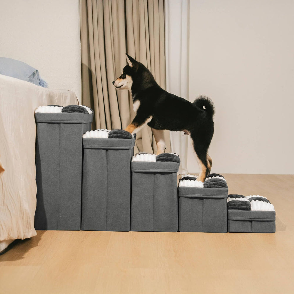 Uso práctico de Funny Fuzzy en sofá o cama para subir con facilidad.