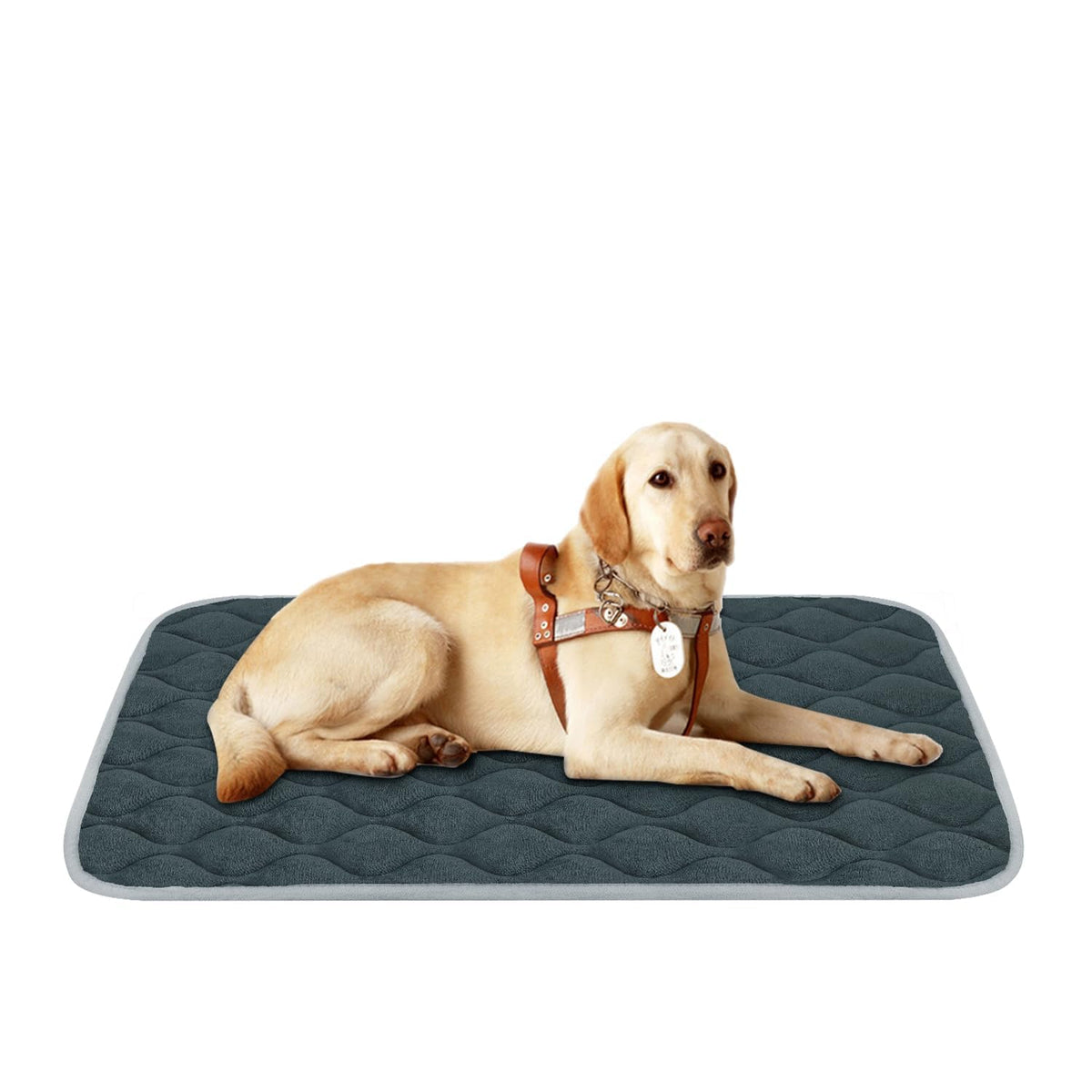 Cama furrybaby gris con base antideslizante para evitar deslizamientos.
