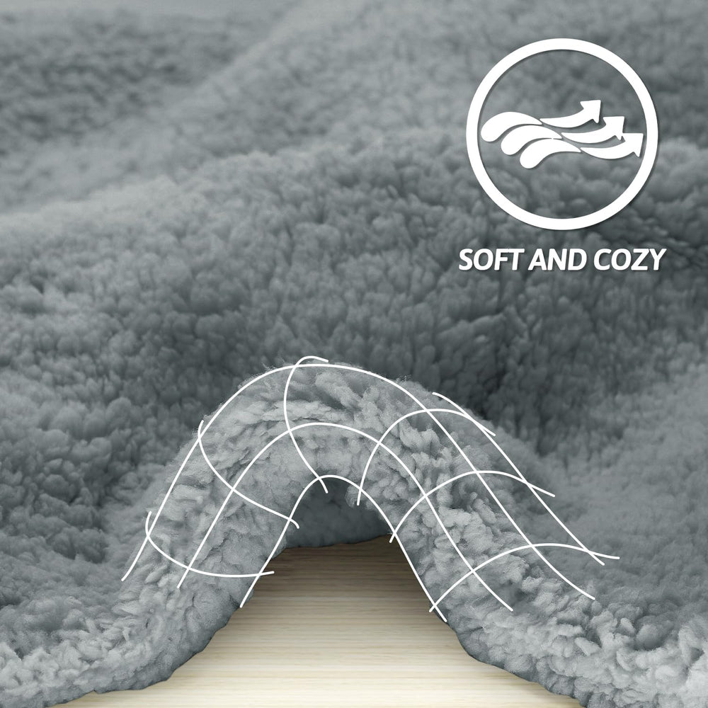 Manta sherpa gris furrybaby para mascotas, cómoda en sofá o cama.