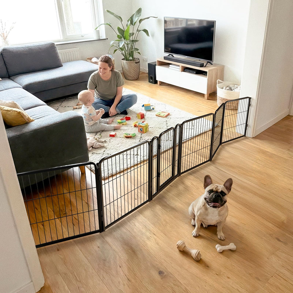 FXW barrera para perros en instalación interior con paneles metálicos.