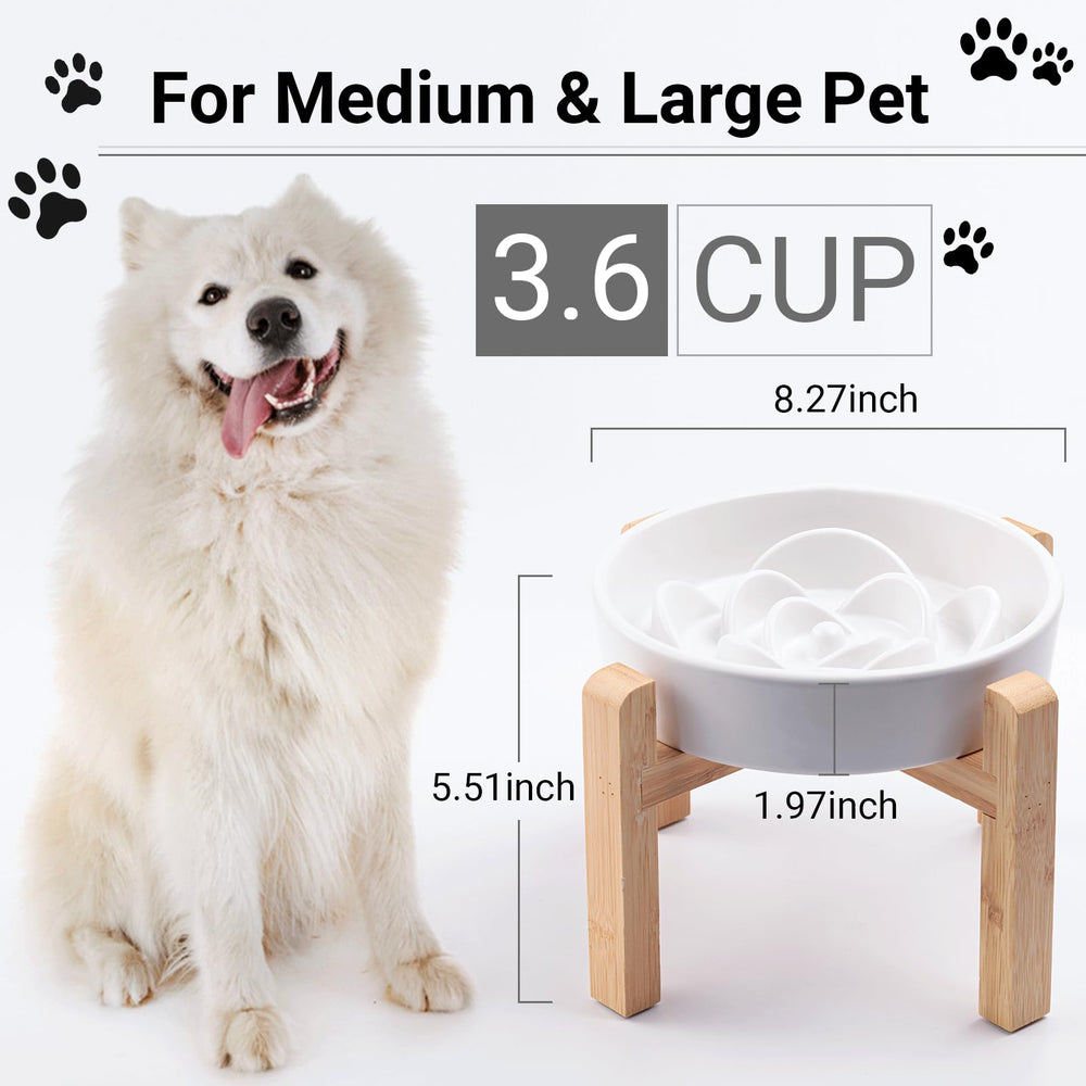 Soporte bambu elevando el tazon ceramico para comer despacio