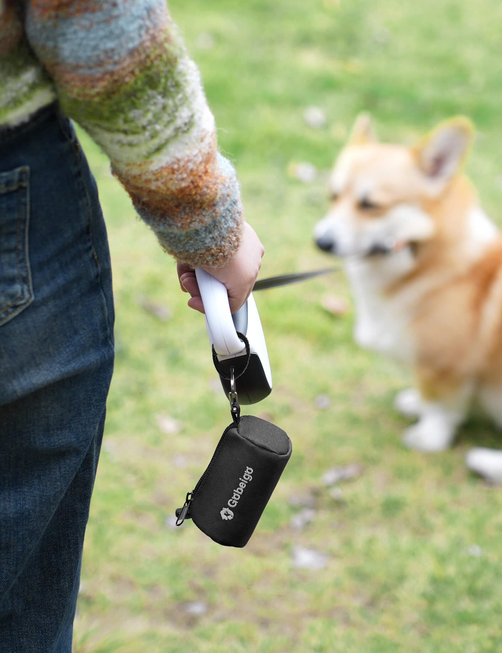 Portabolsas de desechos acoplable a correas y mochilas para paseo diario.