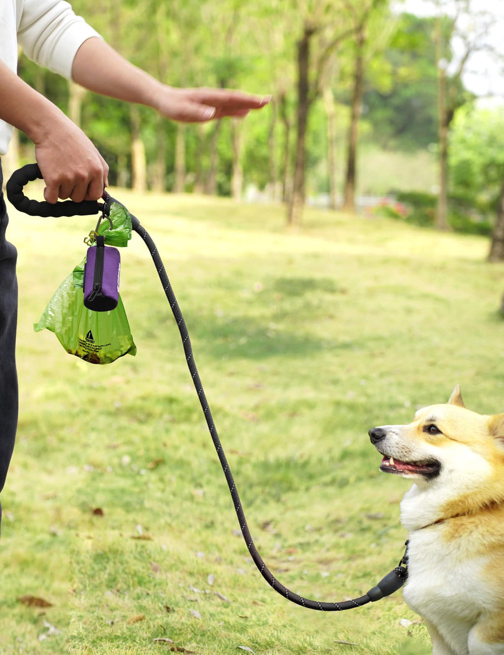 Juego de accesorios Gobeigo: porta-bolsas, mosquetón y velcro para fijación.