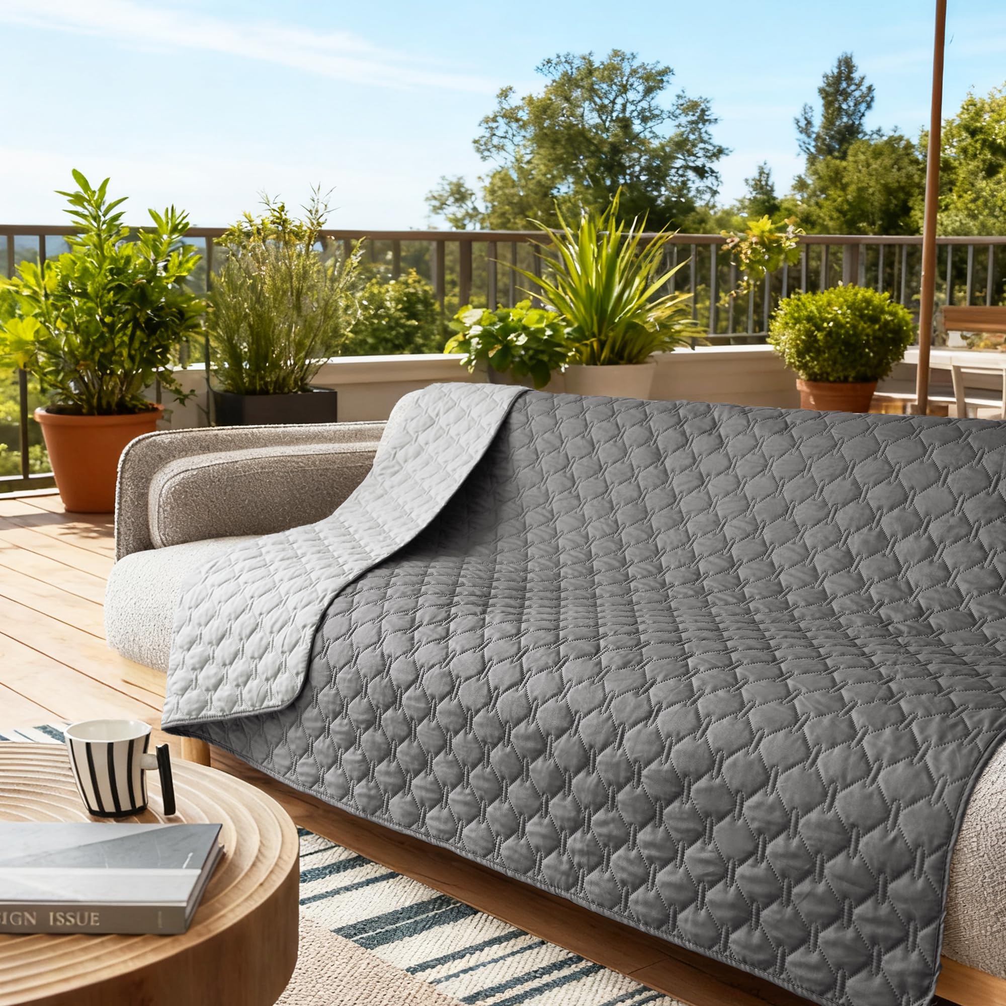 Lavable a máquina con detergente suave a 30 °C.