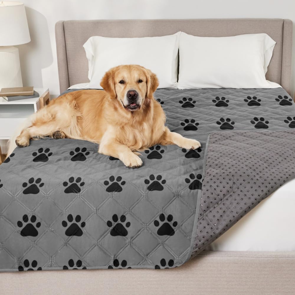 Cobertor para perros GORILLA GRIP 82x82 sobre sofá protege contra manchas.