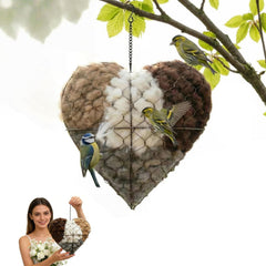 Corazón-nido de alpaca hecho a mano colgado en exterior; atrae aves pequeñas con fibra natural.