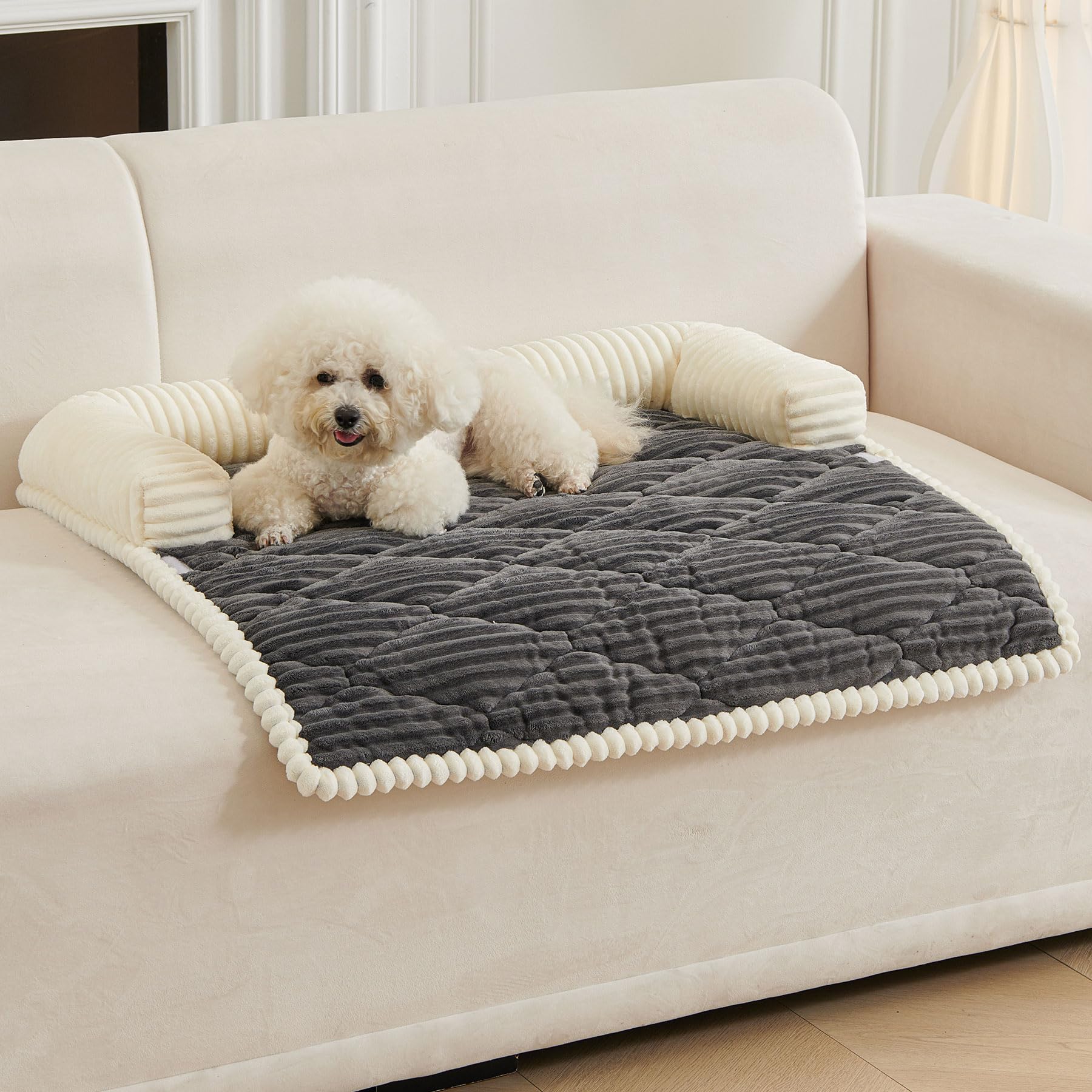 Cama HAOMAIJIA para perros en sofá gris, descanso suave y cómodo.
