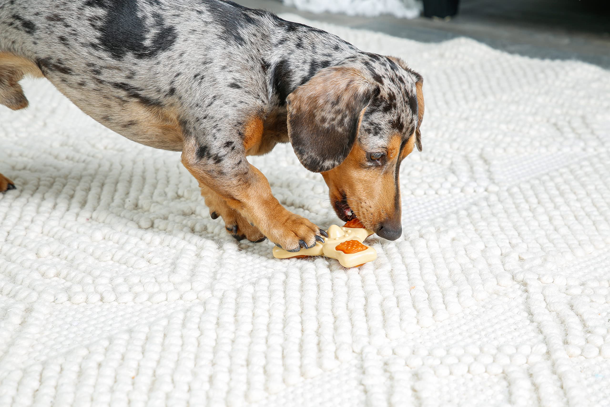 Hartz Chew n Clean Tri Point: diseño ergonómico facilita sujetar con las patas.