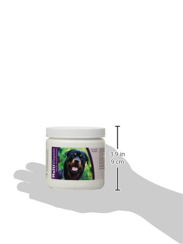 Perro rottweiler masticando Healthy Breeds Gomitas Multivitamínicas para una rutina diaria.