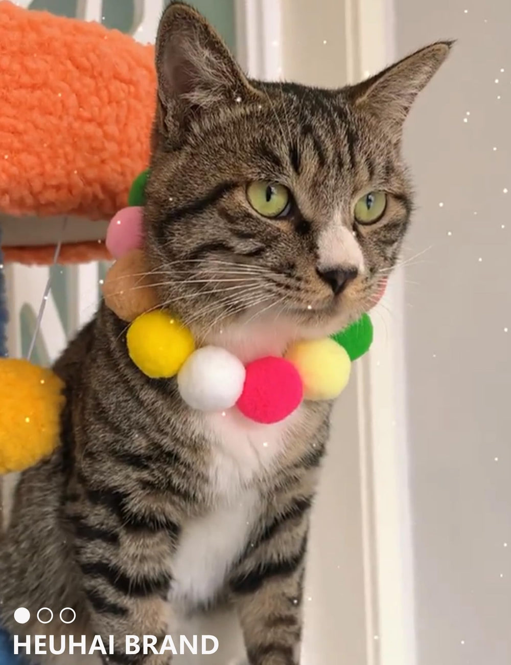 HEUHAI bolas para gatos cafés: peluche suave que protege muebles.