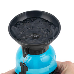 Hidratación con una mano gracias a Highwave AutoDogMug durante paseos.