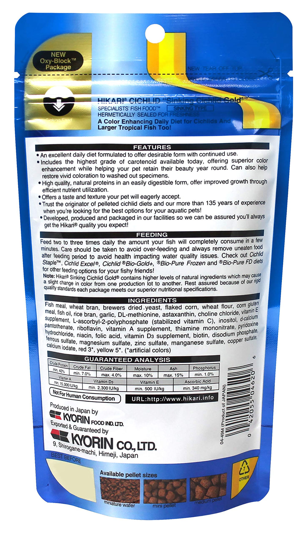 Pellets dorados Hikari visibles en pecera para cíclidos
