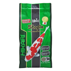 Hikari pellets flotantes para koi en estanque, fáciles de medir la cantidad ingerida.